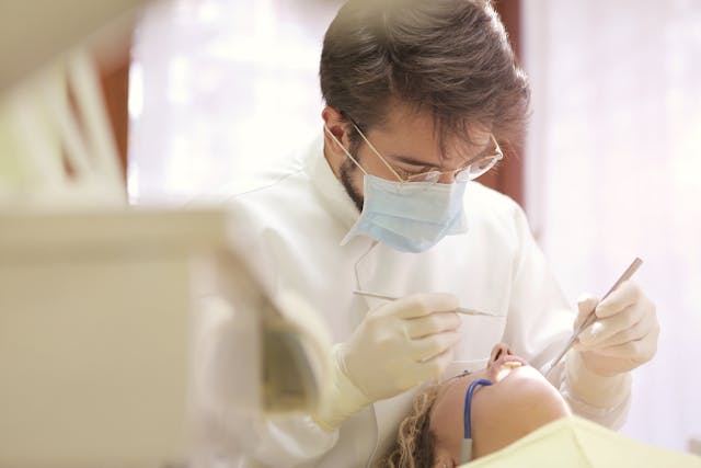 Étudiante en chirurgie dentaire en Espagne