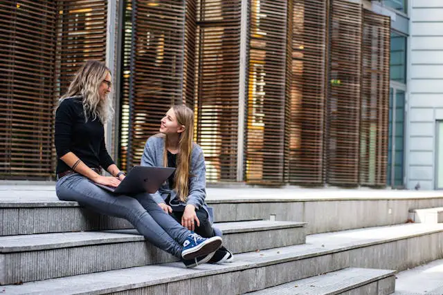 Deux etudiantes assises sur les marches d une universite