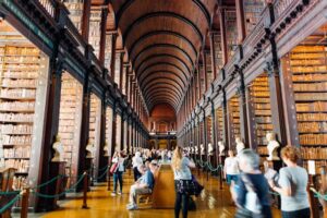étudiants dans une bibliothèque universitaire