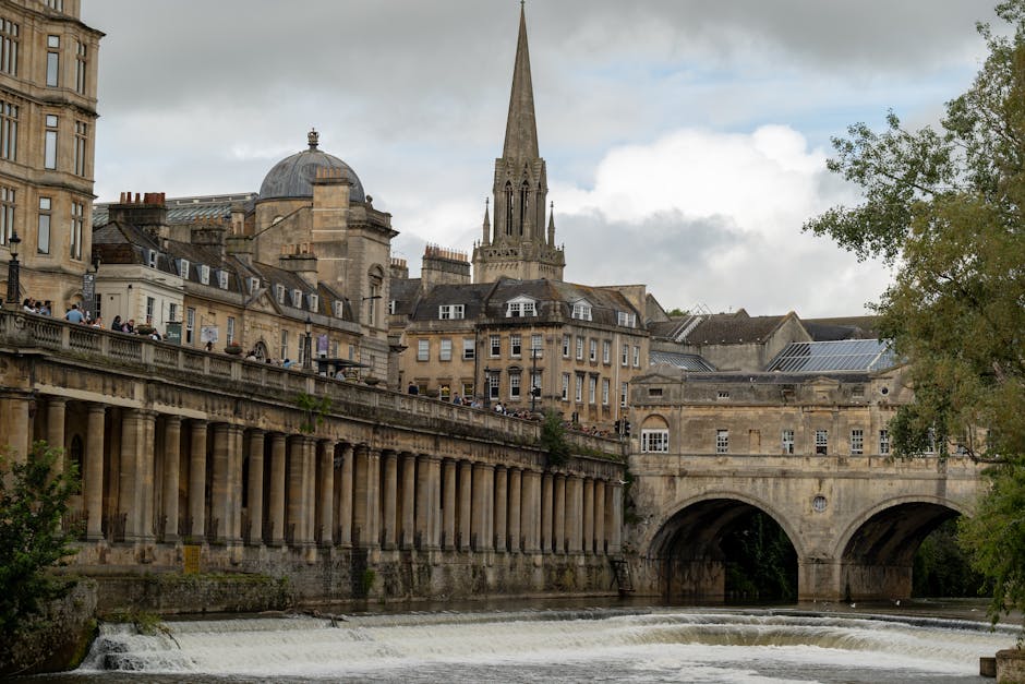 Scenic view of Pulteney Bridge spanning