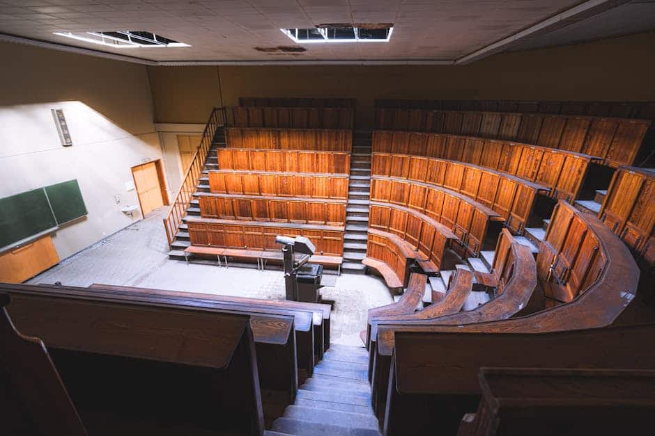 Anfiteatro antiguo vacío con bancos de madera