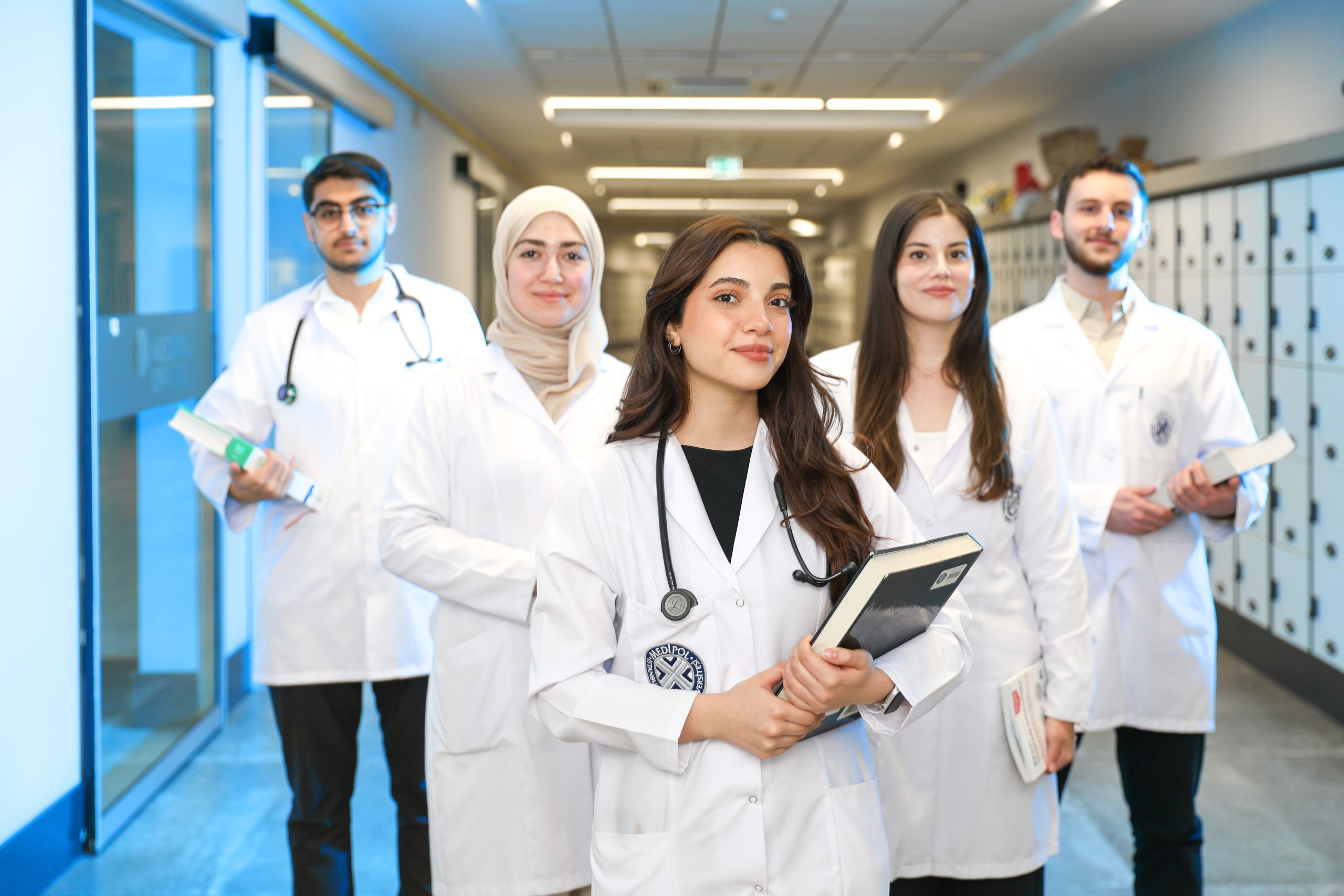Groupe d'étudiants en médecine en blouse blanche